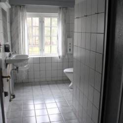 Sanitäre Anlagen mit Tageslicht im Freizeithaus Hulemosegård in Dänemark.