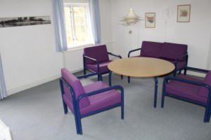 Sitzgruppen im Gemeinschaftsraum im dänischen Gruppenhaus Hulemosegård.