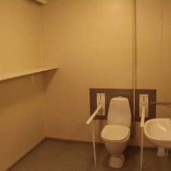 Rolligerechtes Badezimmer im dänischen Premium-Gruppenhaus Thy Bo.