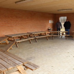 Outdoor Werktstatt für Gruppenaktivitäten im dänischen Jugendlager Trevaeldcentret