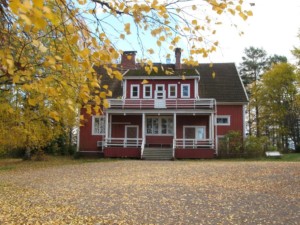 Das finnische Gruppenhaus Vanamola für Kinder und Jugendfreizeiten am See.