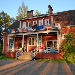 Das finnische Freizeithaus Vanamola für Kinder und Jugendgruppen am See.