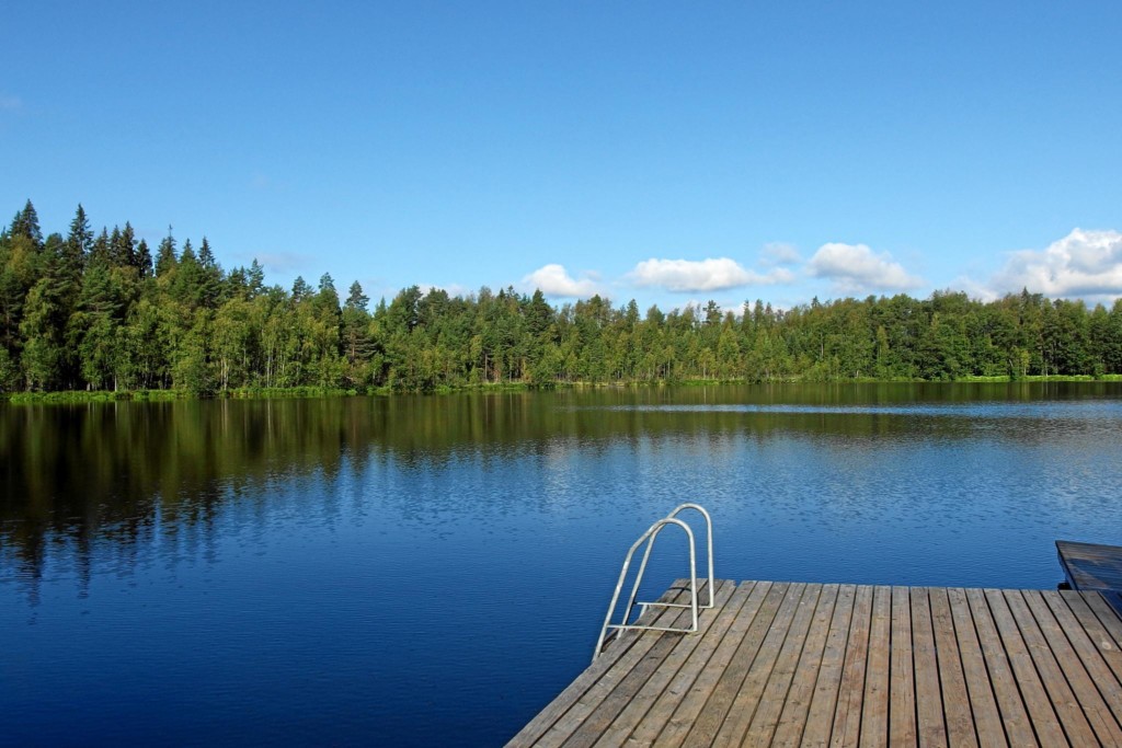 Der Badesee mit hauseigener Badestelle am Gruppenhaus Vanamola in Finnland.