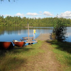 Hauseigene Badestelle mit zwei Booten am Gruppenhaus Vanamola in Finnland.