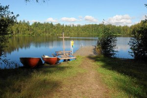 Hauseigene Badestelle mit zwei Booten am Gruppenhaus Vanamola in Finnland.