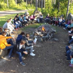 Lagerfeuerstelle am finnischen Freizeithaus Vanamola für Kinder und Jugendreisen.