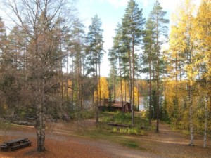 Wald und See am finnischen Freizeitheim Vanamola für Kinder und Jugendgruppen.