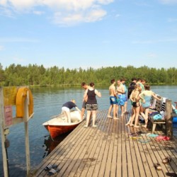 Badesee und hauseigene Badebrücke am Gruppenheim Vanamola in Finnland.
