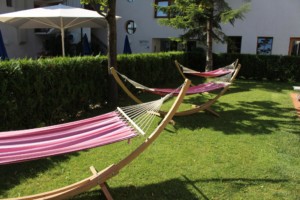 Outdoor-Chillout-Lounge mit Liegestühlen und Hängematten im italienischen Gruppenhaus Hotel Masatsch.