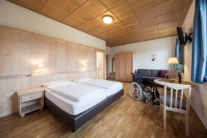 Barrierefreies Schlafzimmer im Gruppenhaus Hotel Masatsch in Südtirol, Italien.