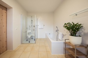 Barrierefreie sanitäre Anlagen mit Dusche und Badewanne im italienischen Freizeithaus Hotel Masatsch für Kinder und Jugendreisen.