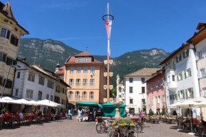 Marktplatz und Berge am italienischen Gruppenheim Hotel Masatsch für barrierefreie Gruppenreisen.
