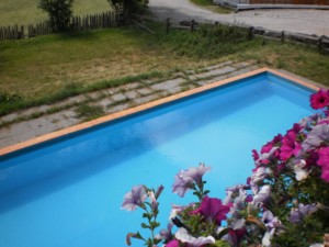 Hauseigener Pool am italienischen Gruppenhaus Plonerhof für Kinder und Jugendfreizeiten.