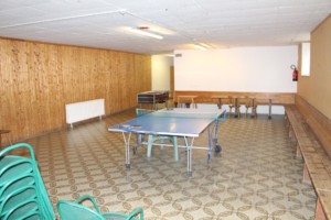 Gruppenraum mit Tischtennis im italienischen Freizeitheim Plonerhof.