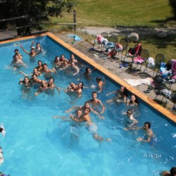 Der hauseigene Pool am italienischen Freizeitheim Plonerhof in Südtirol.