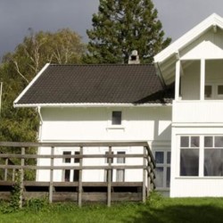 Das große Gruppenhaus Lunde Leirsted in Norwegenliegt unmittelbar in der Natur.