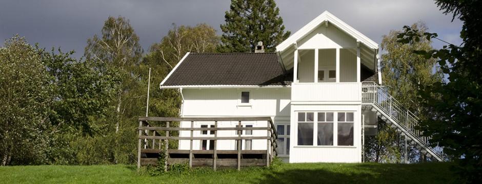 Das große Gruppenhaus Lunde Leirsted in Norwegenliegt unmittelbar in der Natur.