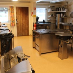 Der Küchenbereich im norwegischen Freizeitheim Lunde.