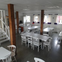 Speisesaal im niederländischen Gruppenhaus Bij Ceulemans direkt am See für Jugendfreizeiten