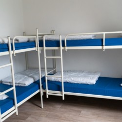 4 Bett Zimmer mit Etagenbetten im holländischen Freizeitheim Bij Ceulemans direkt am See für Jugendfreizeiten