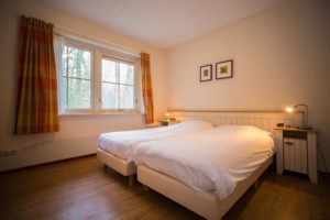 Schlafraum im behindertengerechten Gruppenhaus Stins in den Niederlanden