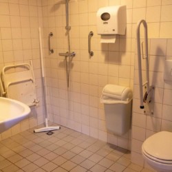 Behindertengerechtes Badezimmer im niederländischen Gruppenhaus ImminkBrink