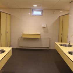 Sanitär im niederländischen Gruppenhaus Kwartjesberg