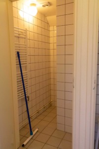 Dusche im niederländischen Gruppenhaus Markestee