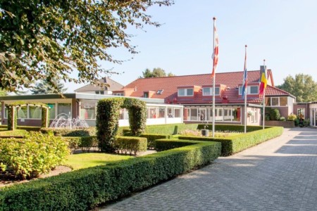 Das Hotel de Postelhoef in den Niederlanden von außen.