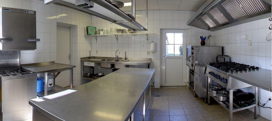Profi-Küche im barrierefreien Gruppenhaus Ameland für behinderte Menschen in den Niederlanden