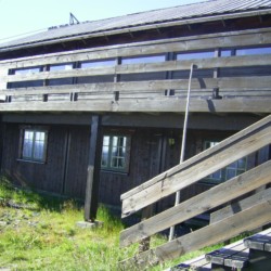 Blick auf das norwegische Gruppenhaus Utsikten