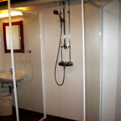 Duschen im Sanitärbereich des norwegischen Gruppenhauses Utsikten