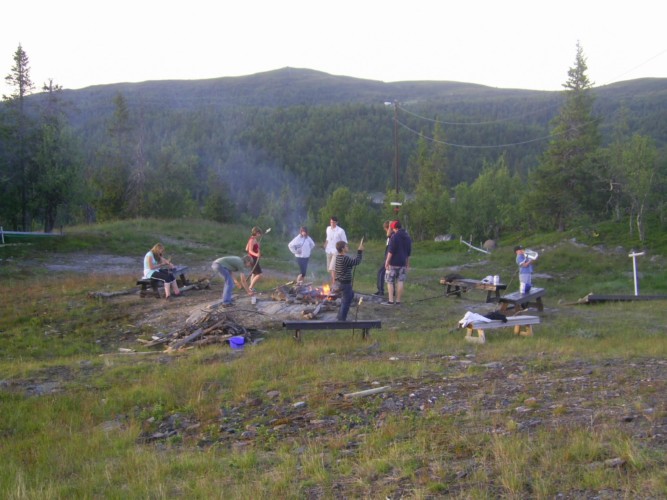 Lagerfeuerstelle am norwegischen Gruppenhaus Utsikten