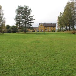 Fußballplatz am norwegischen Gruppenhaus für große Gruppen Haraset.