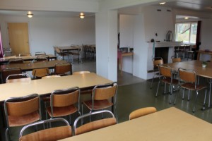 Speisesaal mit Kamin im norwegischen Gruppenhaus Haraset.
