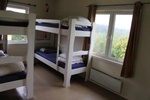 Das Schlafzimmer im norwegischen Freizeitheim Haraset hat einen Ausblick auf dem Wald
