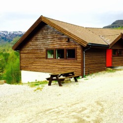 Das Nebengebäude vom norwegischen Freizeitheim Omlid mit Mehrbettziimmern und gutem Sanitärstandard.