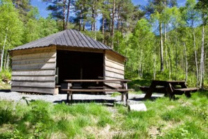Die Grillhütte des norwegischen Gruppenhauses Omlid mit Lagerfeuermöglichkeit.
