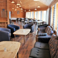Der Speisesaal im norwegischen Gruppenhaus Omlid liegt direkt neben der Profiküche.