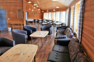 Der Speisesaal im norwegischen Gruppenhaus Omlid liegt direkt neben der Profiküche.