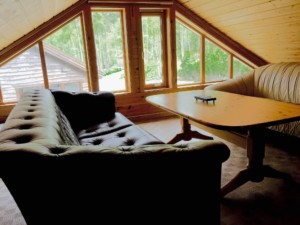 Der kleine gemütliche Gruppenraum auf dem Hems im norwegischen Freizeitheim Omlid