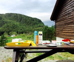 Picknickbänke im Außengelände des Freizeitheims in Norwegen Omlid.