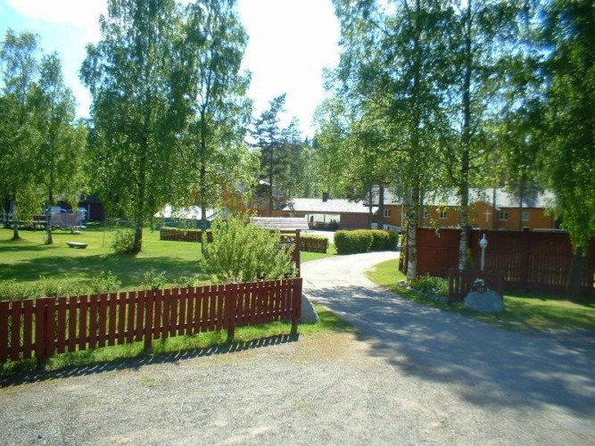 Die Auffahrt des norwegischen Freizeitheims Sjöglimt.