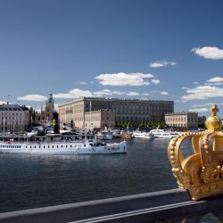Das Königsschloss liegt im Herzen Stockholms. Das viele Wasser macht die schweidische Hauptstadt zu einem echten Wohlfühlort! © Ola Ericson/imagebank.sweden.se