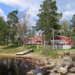 Das Gruppenhaus Bovik Lägergård am See in Schweden.