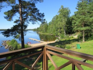 Ausblick auf den See mit Badebrücke am Freizeithaus Bovik Lägergård in Schweden.