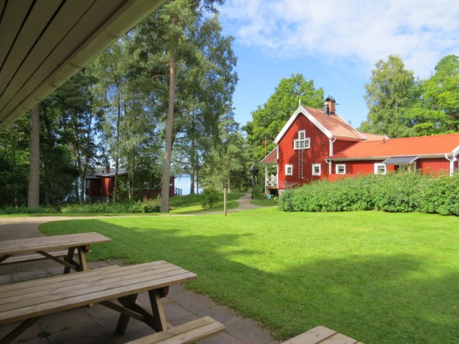 Das Schwedenhaus Bovik Lägergård für Gruppenreisen am See.