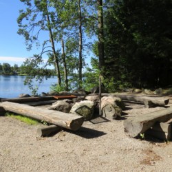 Lagerfeuerstelle des Hauses Bovik Lägergård am See in Schweden für Gruppenreisen.