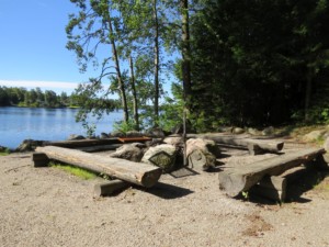 Lagerfeuerstelle des Hauses Bovik Lägergård am See in Schweden für Gruppenreisen.