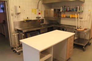 Die Küche im schwedischen Gruppenhaus Bovik Lägergård.